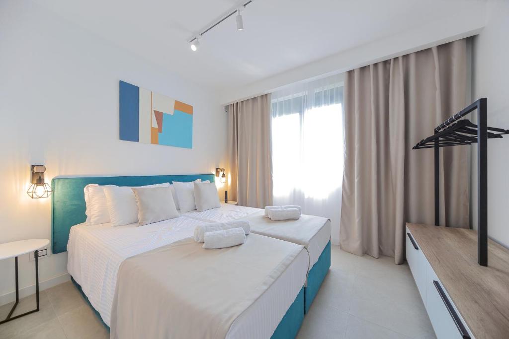 um quarto de hotel com duas camas e uma televisão em 9 apartments em Jagodina