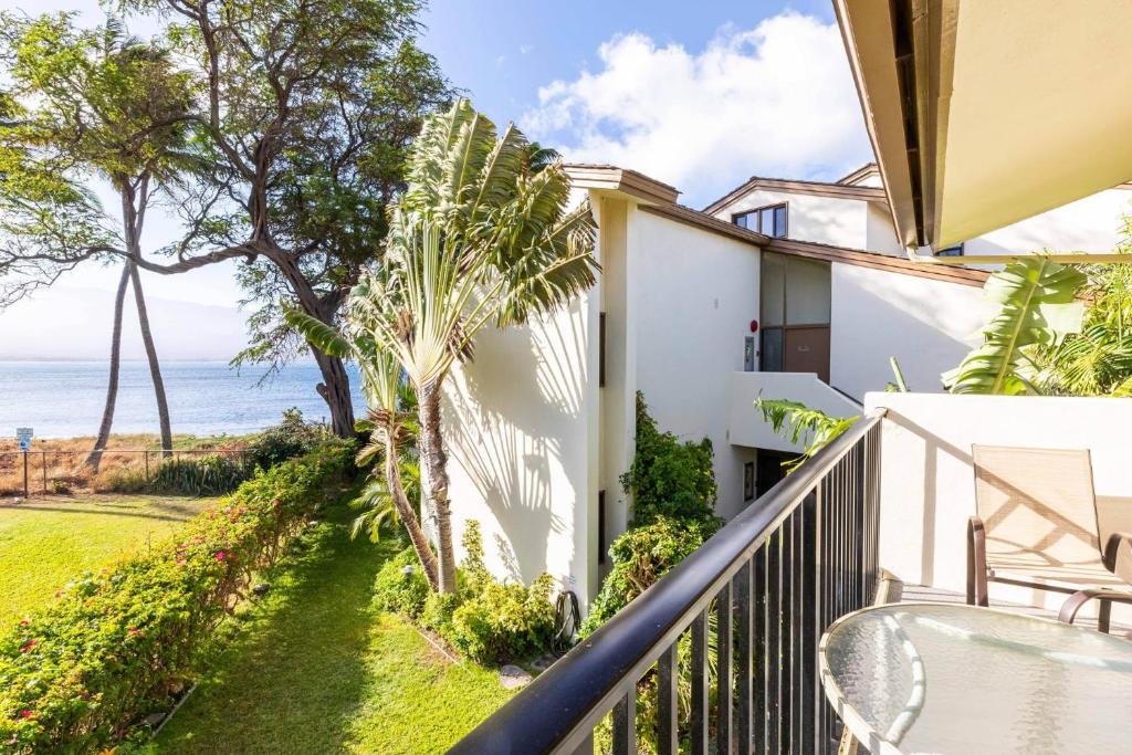 uma varanda de uma casa com vista para o oceano em Makani A Kai Resort B-7 em Wailuku