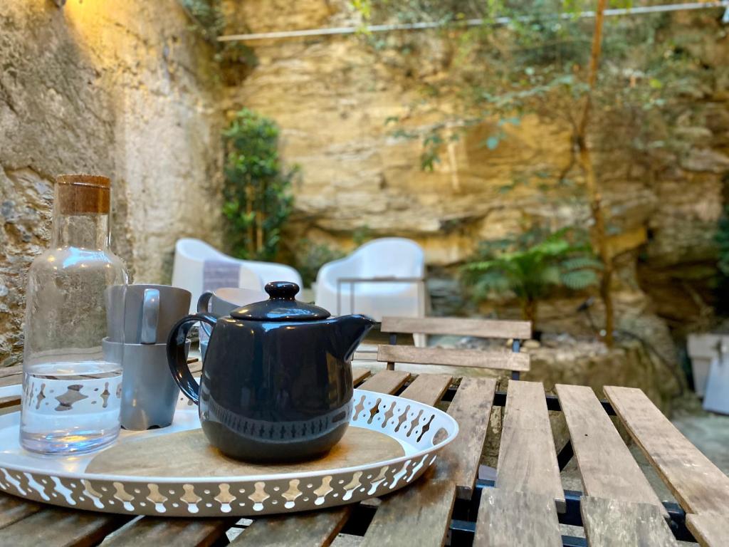 a tea kettle on a plate on a wooden table at CasaViva - Elegante casa con dehors a Camogli in Camogli