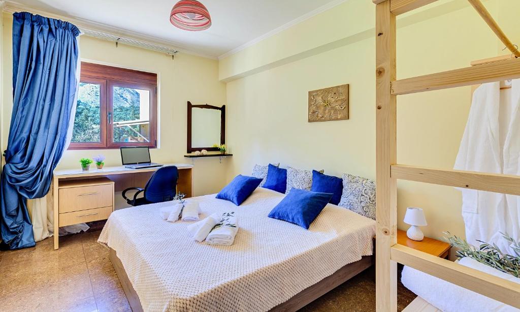 Postel nebo postele na pokoji v ubytování Cretan Sunny Villa