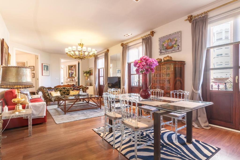 sala de estar con mesa y sillas en Amplio y Elegante con Diseño Vintage, en Portugalete