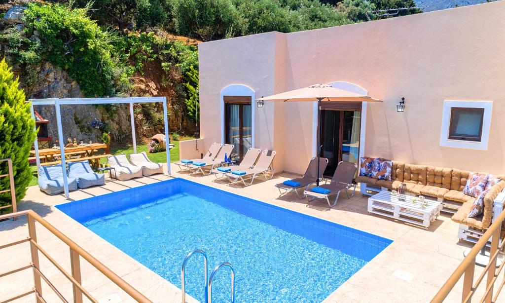 Bazén v ubytování Cretan Sunny Villa nebo v jeho okolí