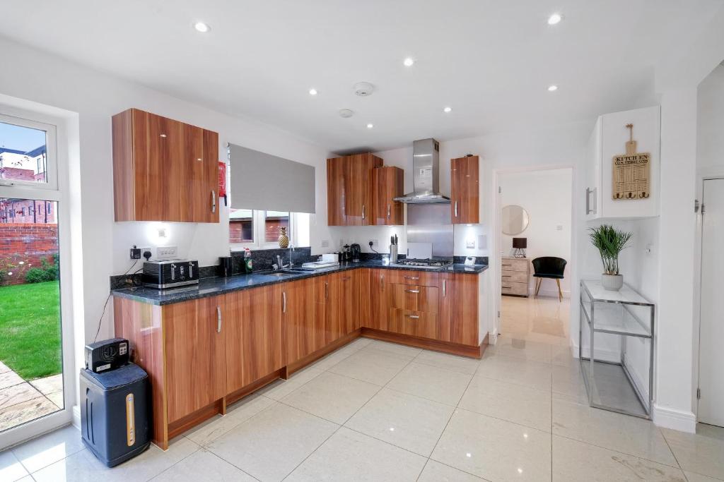 Luxury 5 bedroom Serviced House Leavesden With 4 Bathrooms and Parking