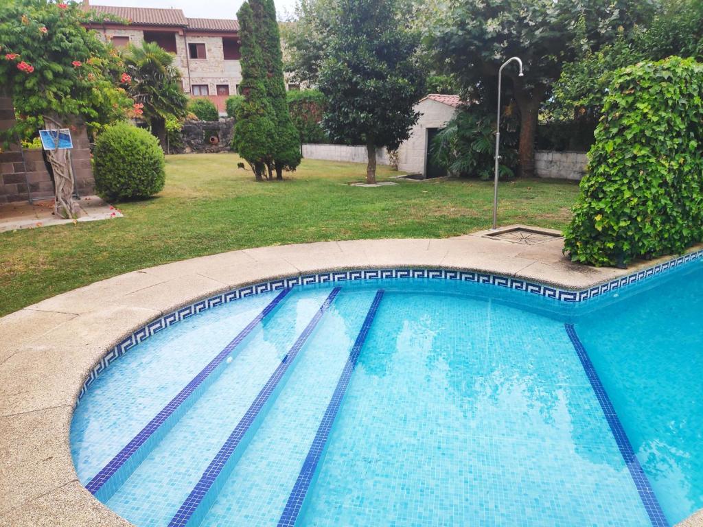 Bazén v ubytovaní Apartamentos Playa de la Lanzada 3000 alebo v jeho blízkosti
