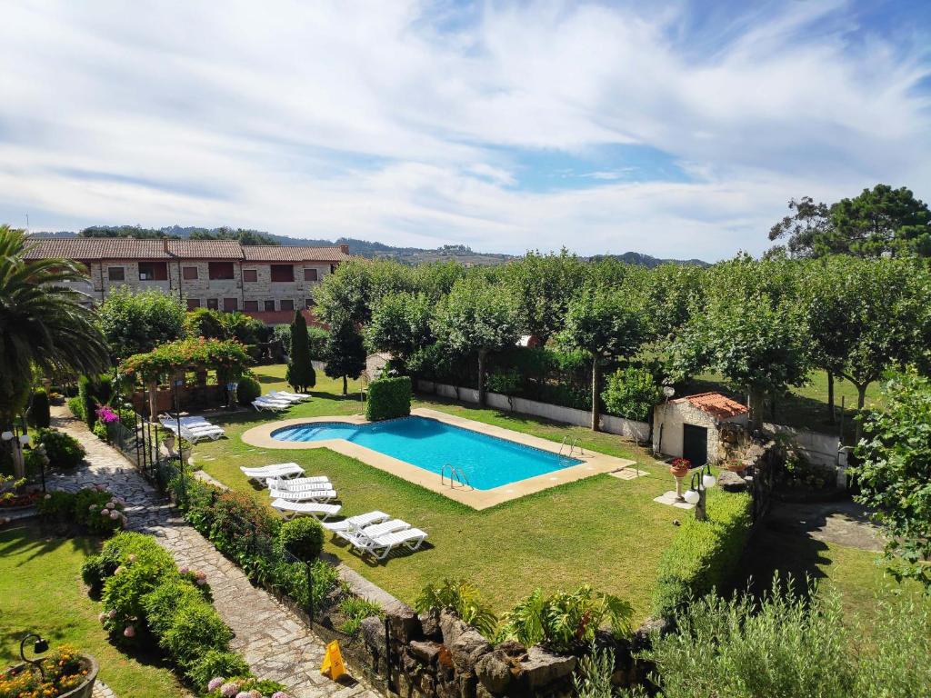 Bazén v ubytovaní Apartamentos Playa de la Lanzada 3000 alebo v jeho blízkosti