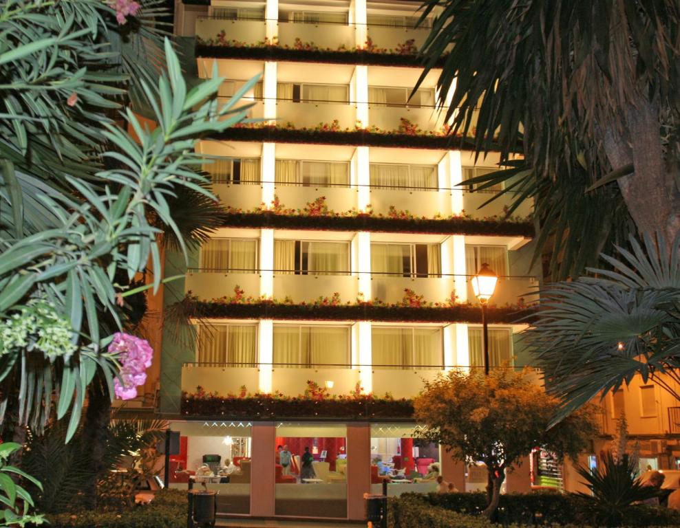 ein hohes Gebäude mit seitlicher Beleuchtung in der Unterkunft Hotel Oasis Plaza in Benidorm