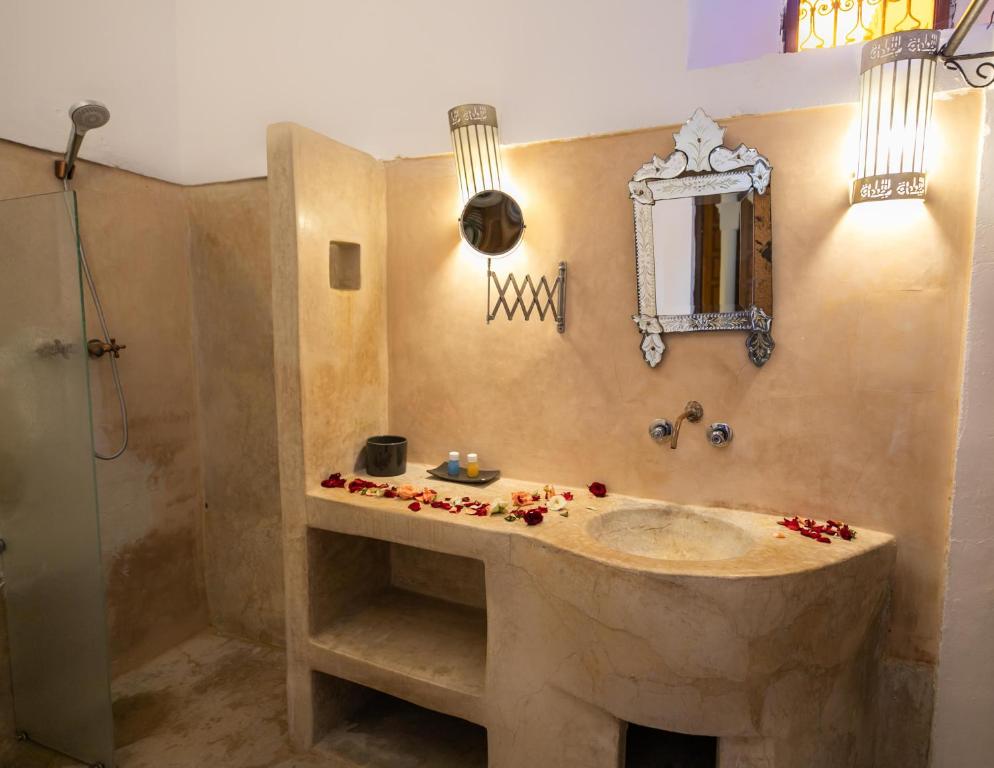 une salle de bain avec lavabo et douche dans l'établissement RIAD LOUDAYA AND SPA, à Fès