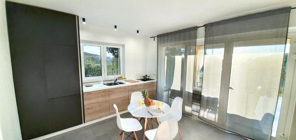 Kuchyň nebo kuchyňský kout v ubytování New Apartments Škofije Ankaran