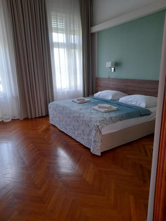 a bedroom with a bed with two plates on it at Rosenberg Kúria in Táplánszentkereszt