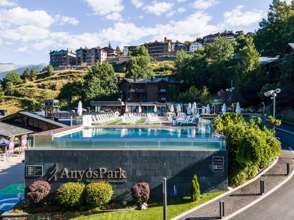 una piscina en un complejo de avalon park en Aparthotel AnyosPark Mountain & Wellness Resort, en Anyós
