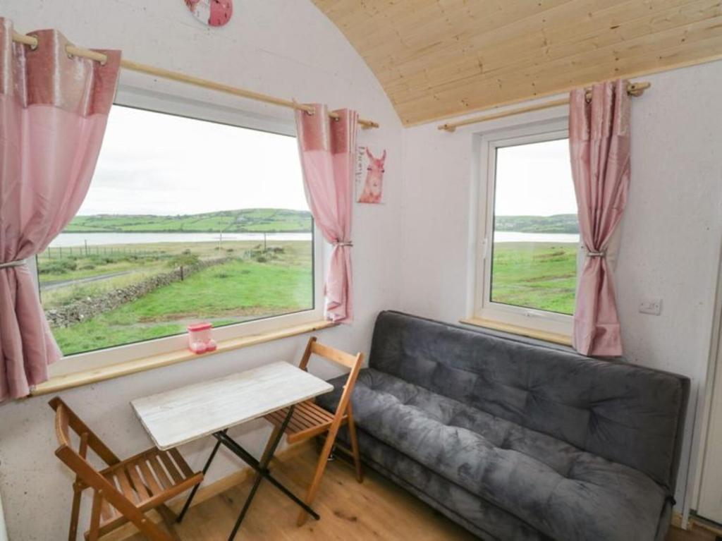 Posezení v ubytování The Lazy Llama Shepherd Hut Campview Farm Stay