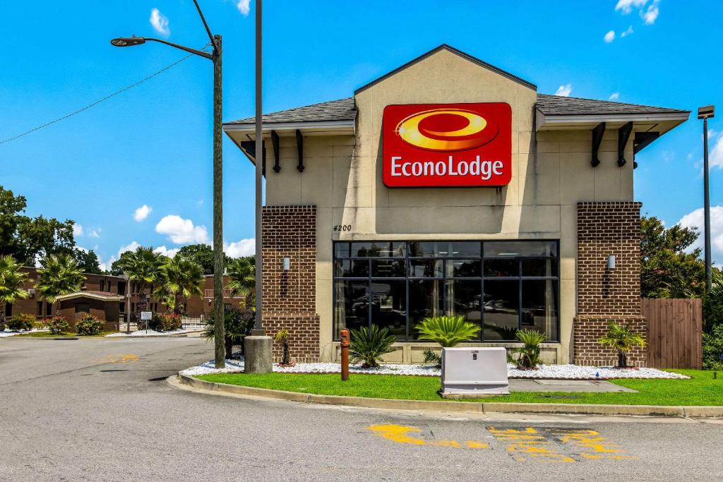 a store with a sign on the side of a street at Econo Lodge in Savannah