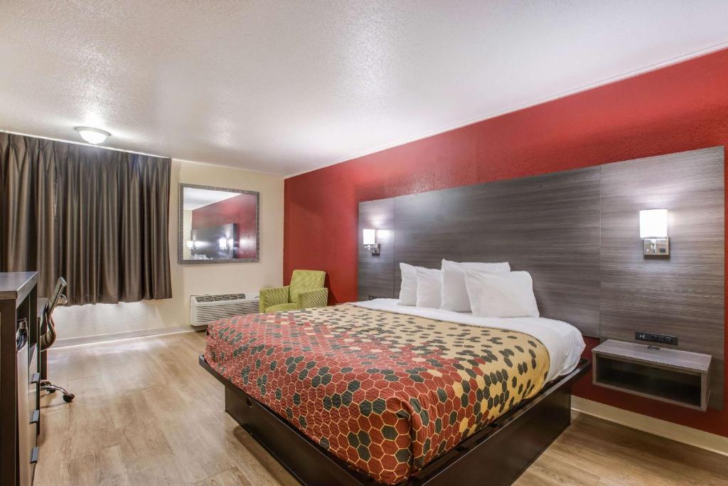 Postel nebo postele na pokoji v ubytování Econo Lodge