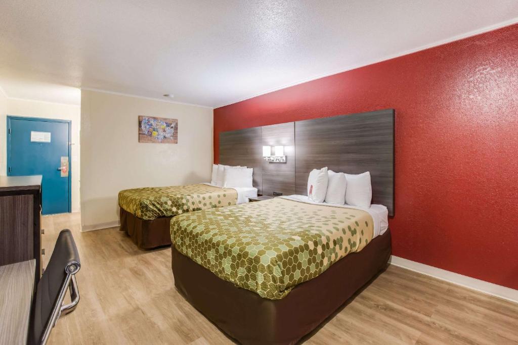 Postel nebo postele na pokoji v ubytování Econo Lodge