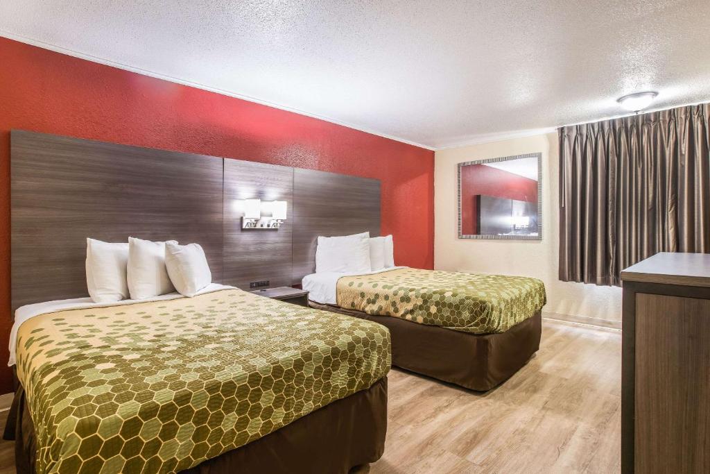 Postel nebo postele na pokoji v ubytování Econo Lodge