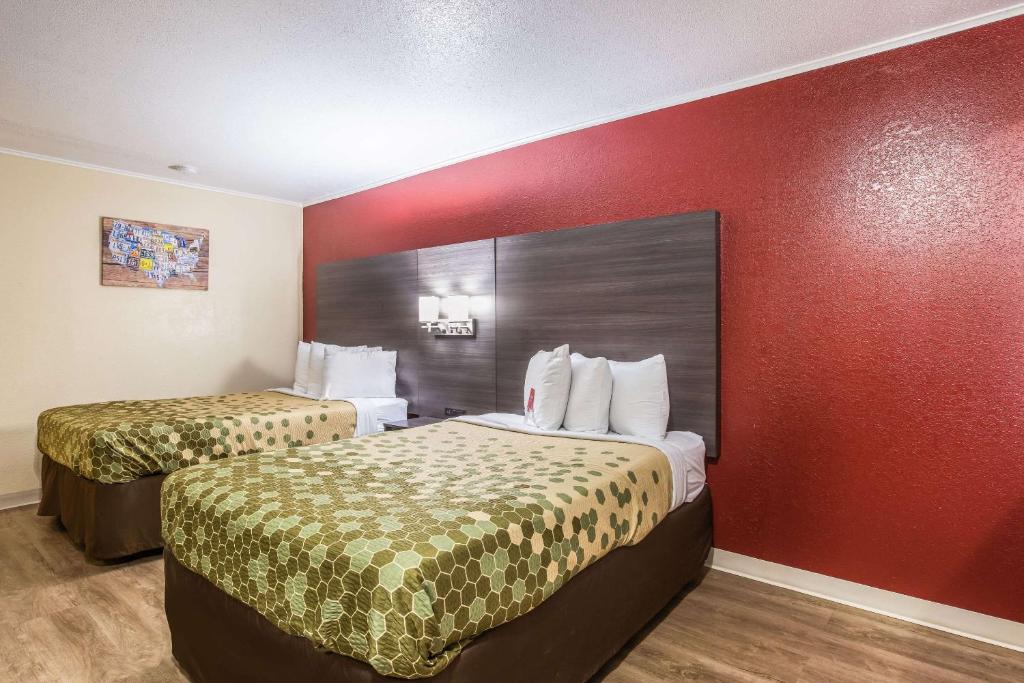 Postel nebo postele na pokoji v ubytování Econo Lodge