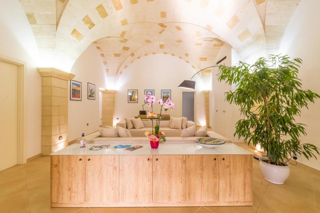 - un salon avec un canapé et une table dans l'établissement La Botte, à Giurdignano