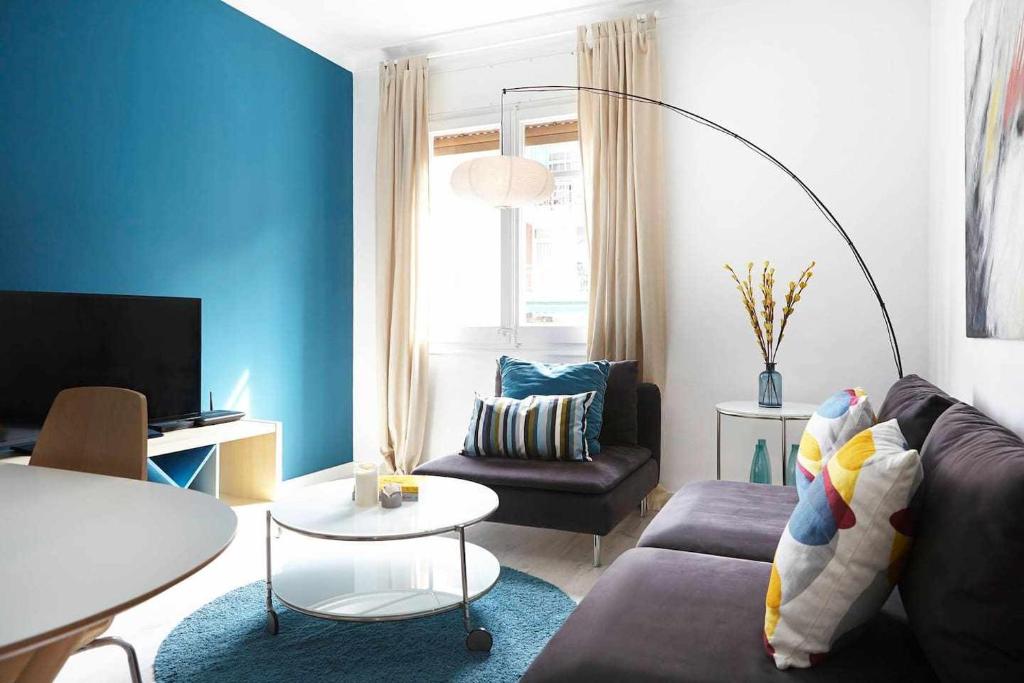 a living room with a couch and a table at SAGRADA FAMILIA SUN Nos preocupa su seguridad in Barcelona