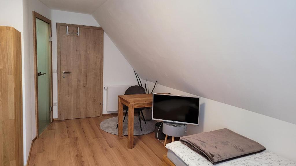 A television and/or entertainment centre at Gästehaus Sabine