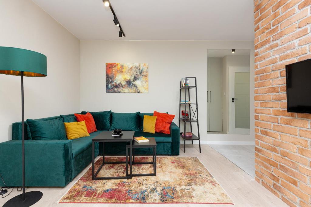 Televízia a/alebo spoločenská miestnosť v ubytovaní Apartments City Center Ochota by Noclegi Renters