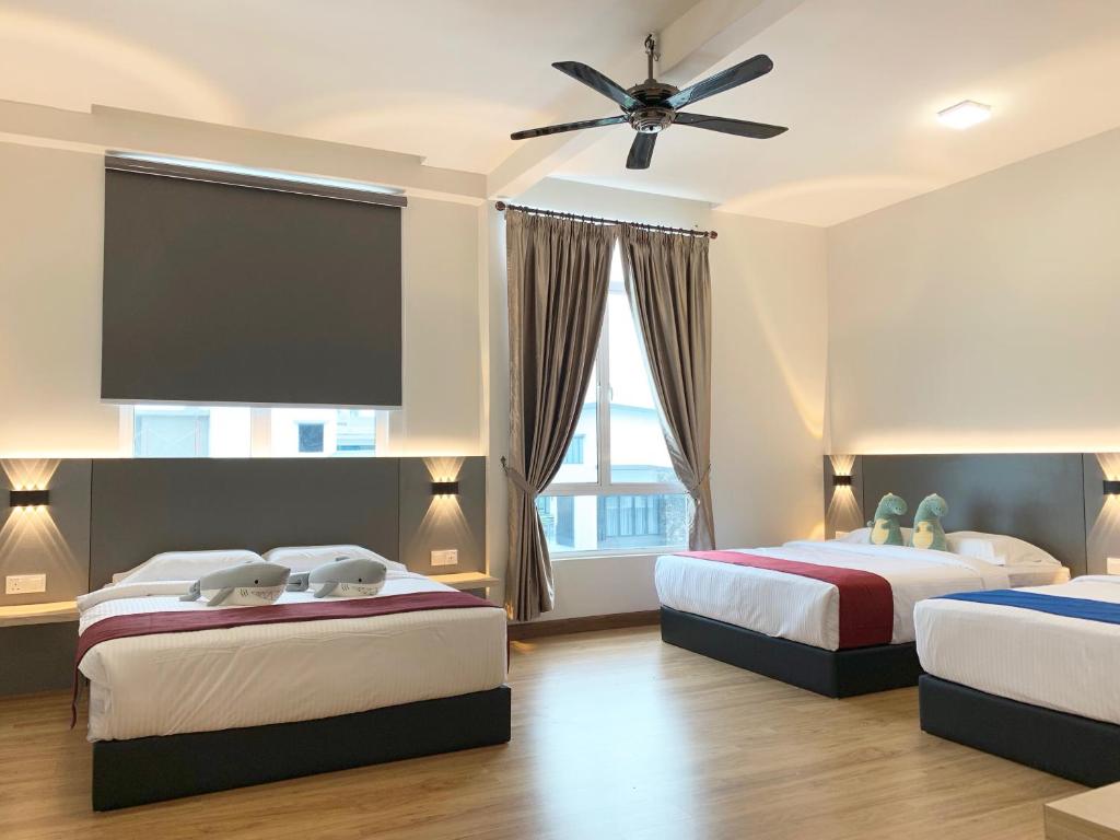 - une chambre avec 2 lits et une télévision à écran plat dans l'établissement Spacious 6BR Villa with Seaview by Zervin, à Kuah