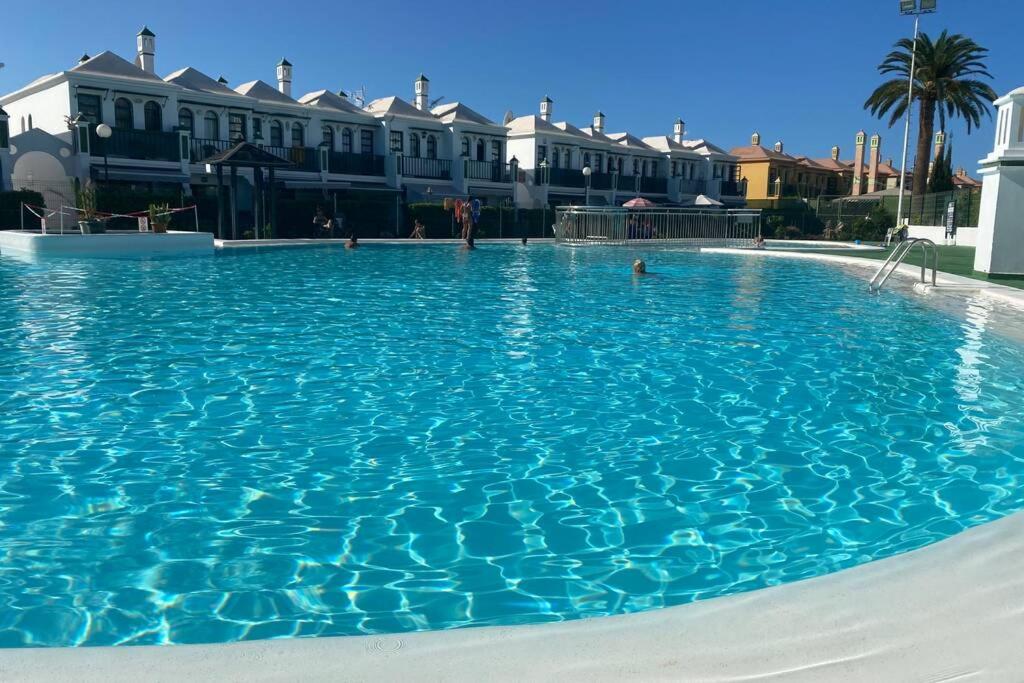 a large swimming pool with blue water at Bungalow Dunaflor Verde 4 in San Bartolomé