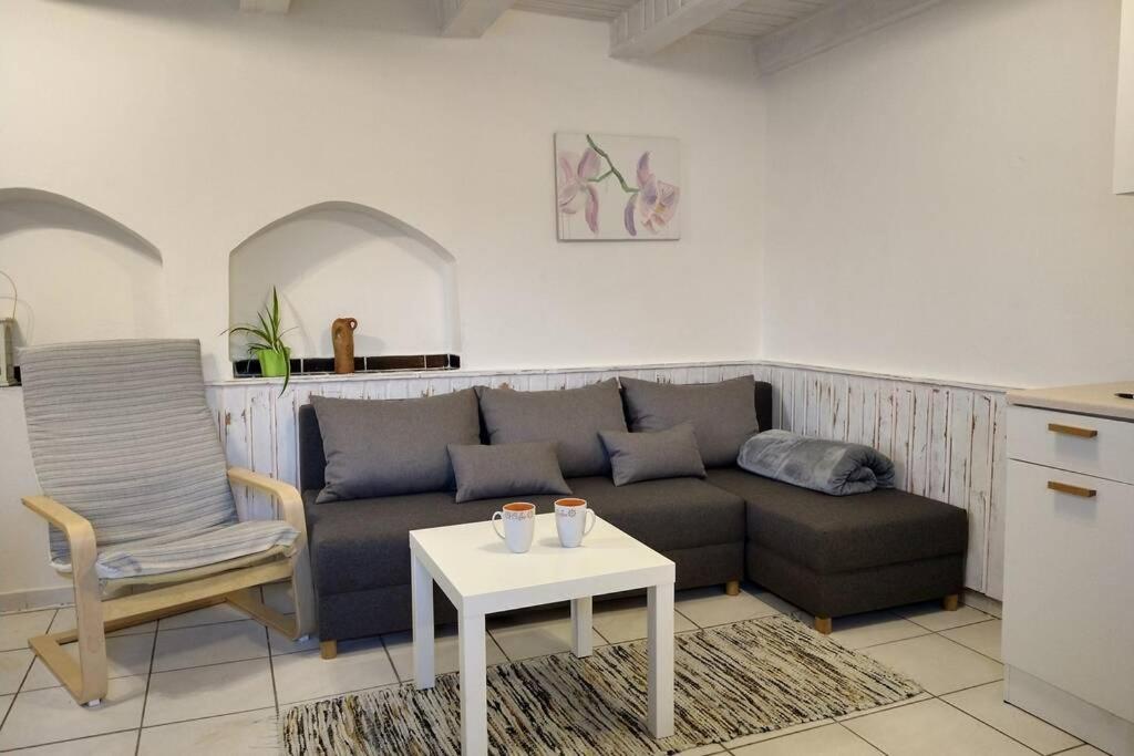 ein Wohnzimmer mit einem Sofa und einem Tisch in der Unterkunft Domek in Frymburk