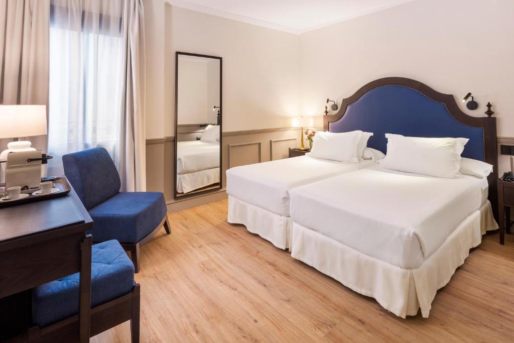 Postel nebo postele na pokoji v ubytování H10 Corregidor Boutique Hotel