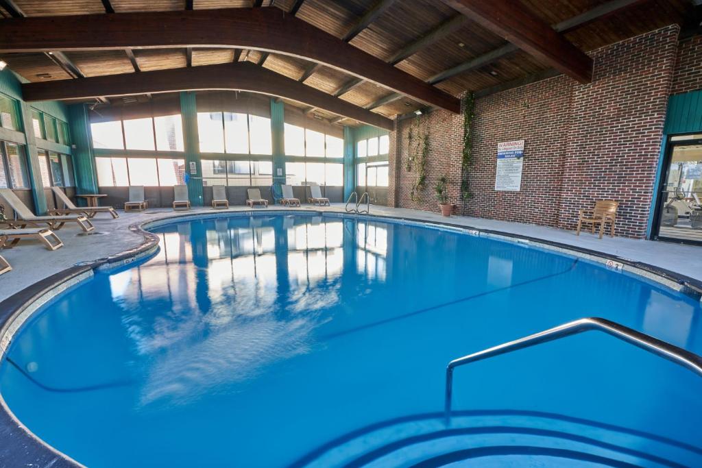 una gran piscina de agua azul en un edificio en Riverview Inn & Suites, en Somerset