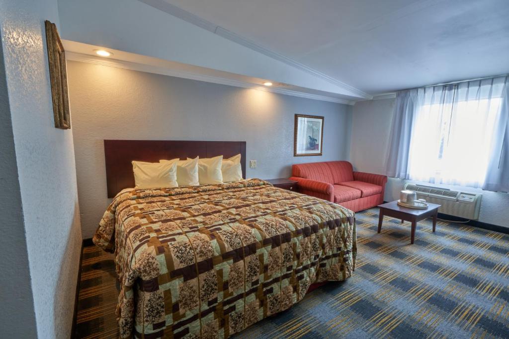 Riverview Inn & Suites - Deluxe King Room