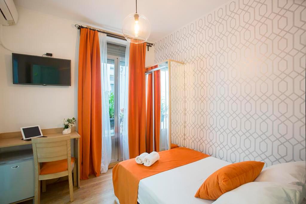H-A San Mateo Suites في مدريد: غرفة نوم بسرير ومكتب ونافذة