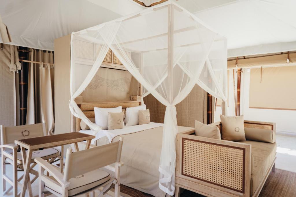 Postel nebo postele na pokoji v ubytování Jawa Jiwa G-Land Resort