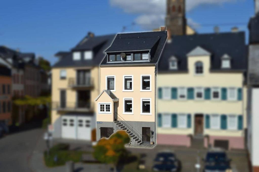 Ein Modell eines weißen Hauses mit schwarzem Dach in der Unterkunft Ferienhaus AM ALTEN POSTHOF in Lieser