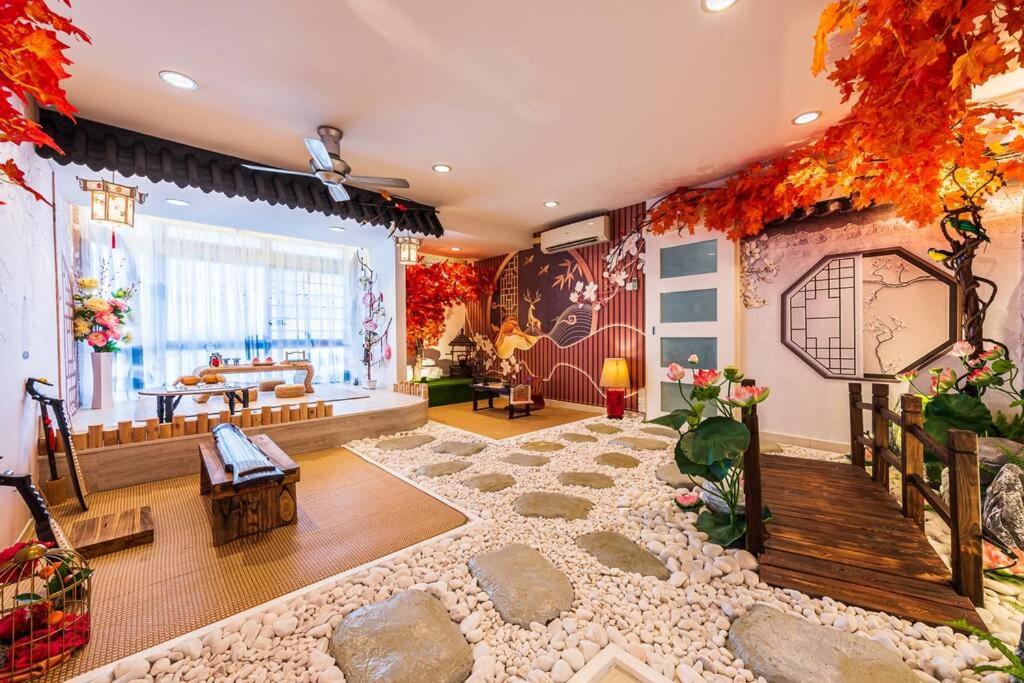 una sala de estar con una habitación grande con una ventana grande en Fahrenheit88 - China Theme Kuala Lumpur Bukit Bintang en Kuala Lumpur