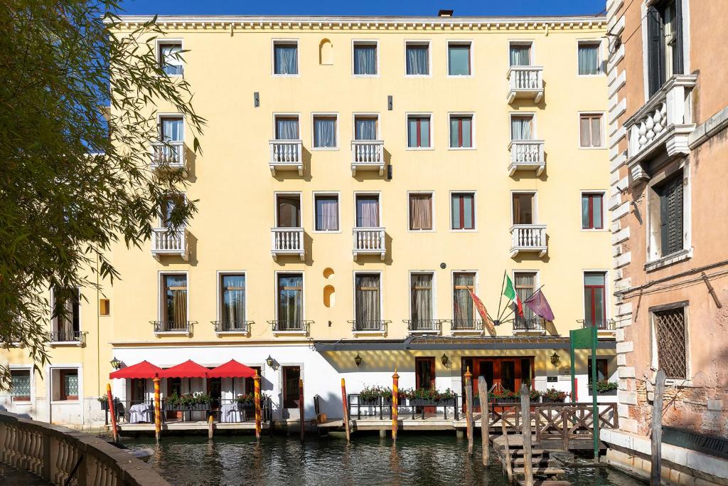 Budova, kde se hotel nachází