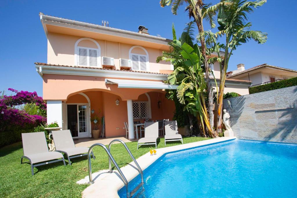 una villa con piscina di fronte a una casa di Casa Albufera a Playa de Muro