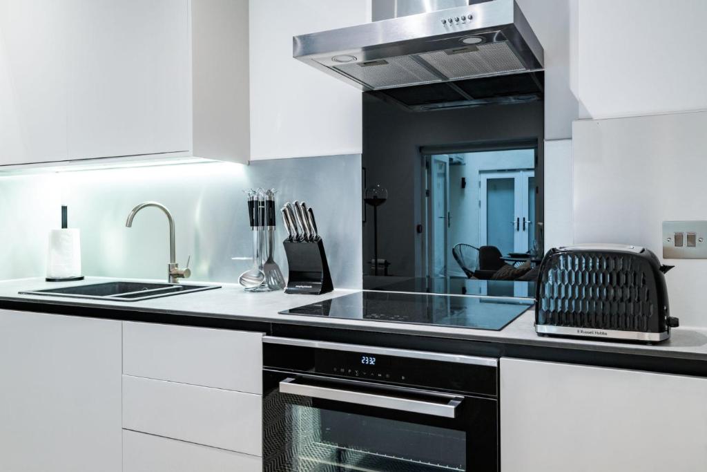 No. 2 Queensberry Place by Stayo - One-Bedroom Apartment