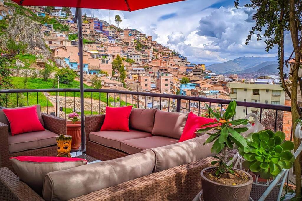 einen Balkon mit Sofas und Stadtblick in der Unterkunft German-style house 15min main square walking in Cusco