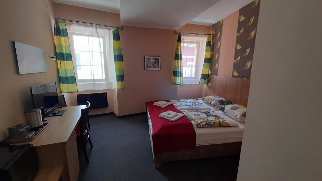 Postel nebo postele na pokoji v ubytování Jasmin dog friendly pension with shared kitchen and hearty breakfast in the center
