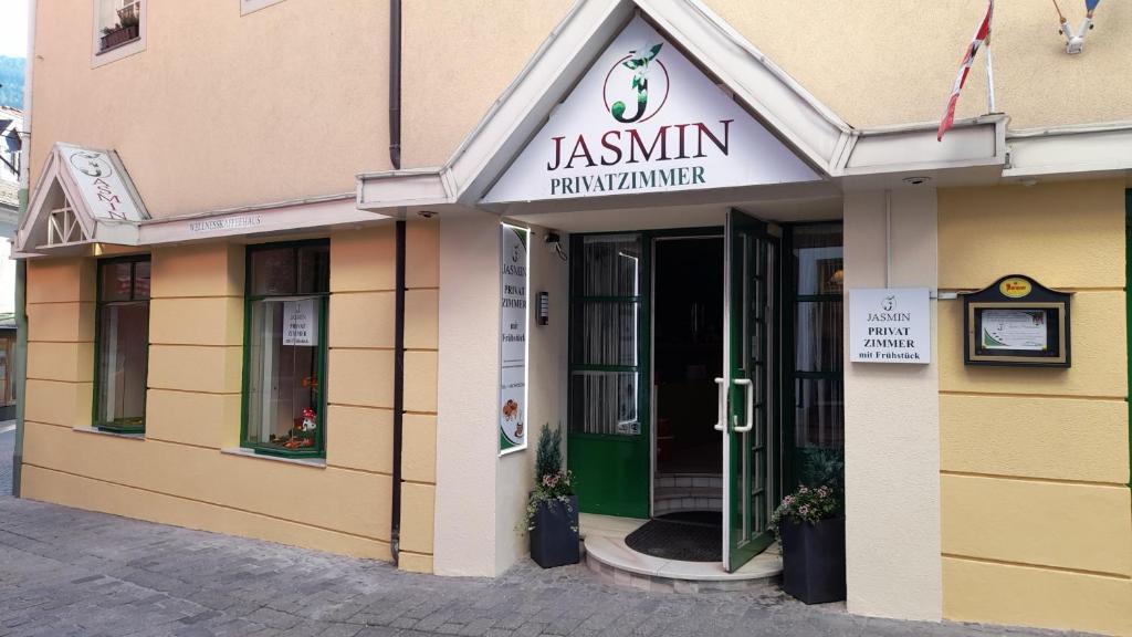 Exteriér nebo vchod ubytování Jasmin dog friendly pension with shared kitchen and hearty breakfast in the center