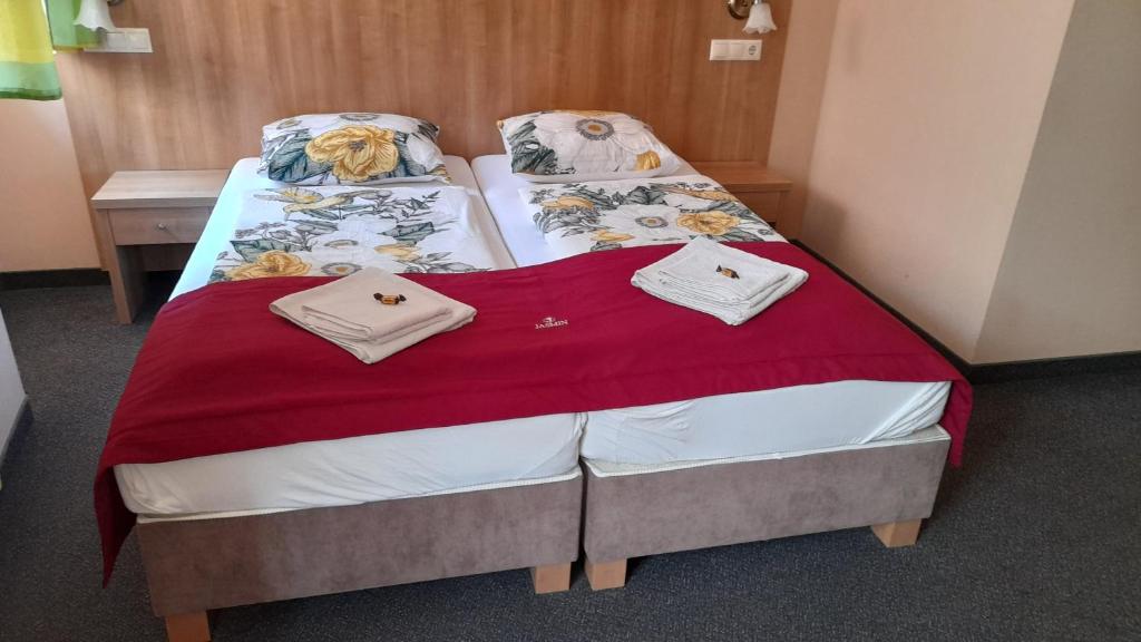 Postel nebo postele na pokoji v ubytování Jasmin dog friendly pension with shared kitchen and hearty breakfast in the center