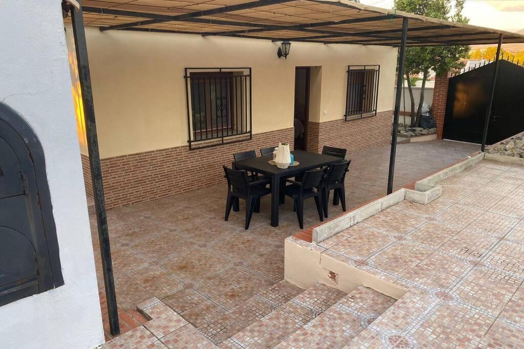 Patio alebo iná vonkajšia časť ubytovania Casa Cactus Preciosa casa rural con piscina y exterior privado muy amplio