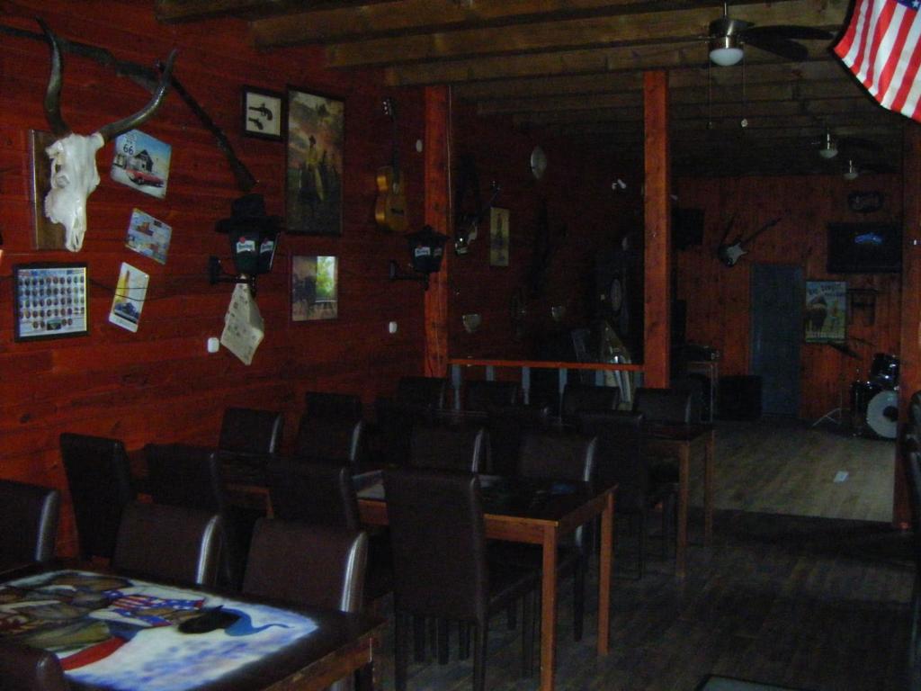Reštaurácia alebo iné gastronomické zariadenie v ubytovaní Williams Village Bowling & Country Club
