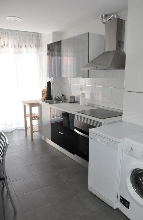 A kitchen or kitchenette at GAIA Apartamento con piscina en Bádames