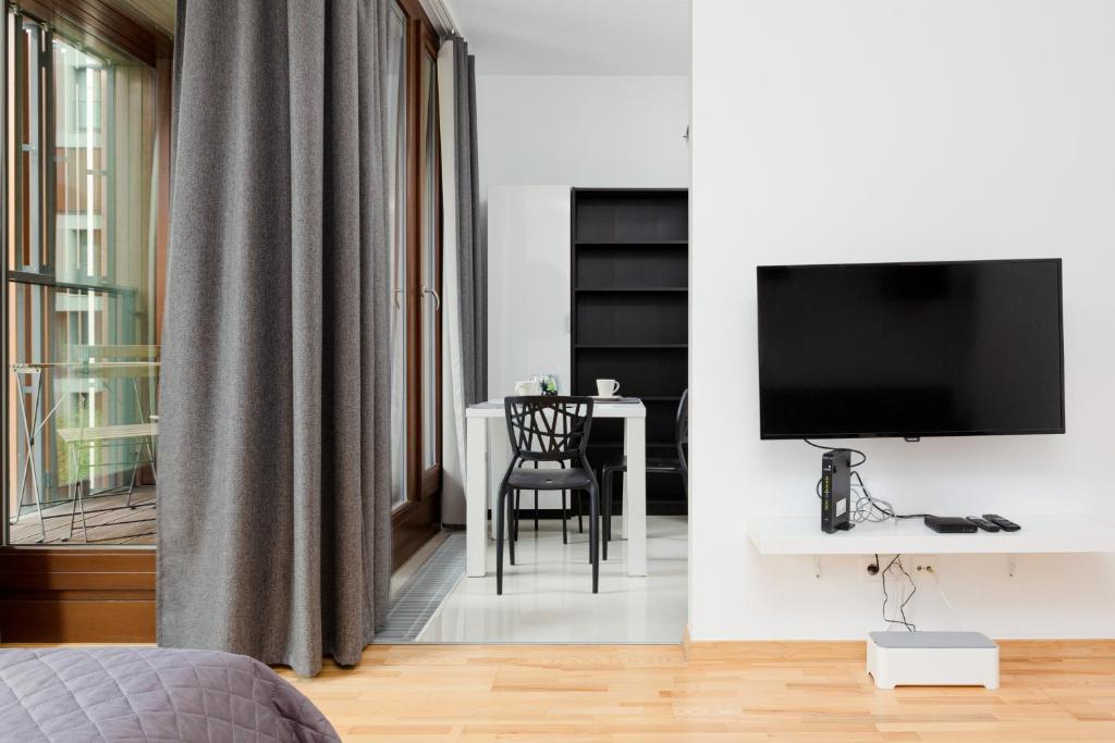 Televízia a/alebo spoločenská miestnosť v ubytovaní 19 Dzielnica Apartamenty Warszawa by Noclegi Renters