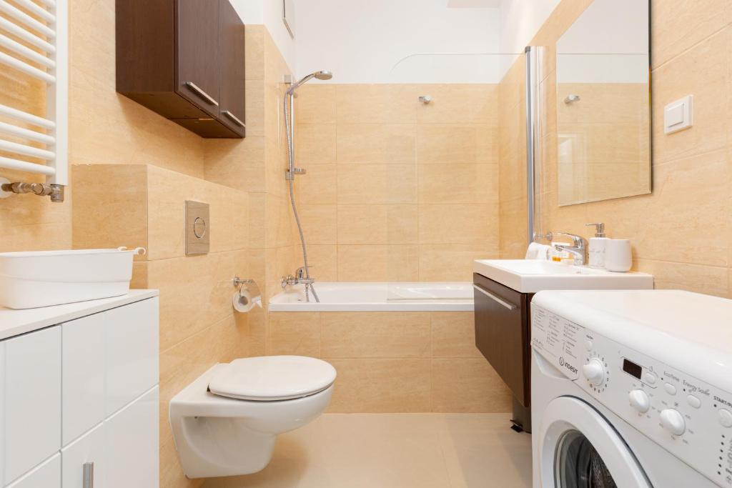 Kúpeľňa v ubytovaní 19 Dzielnica Apartamenty Warszawa by Noclegi Renters