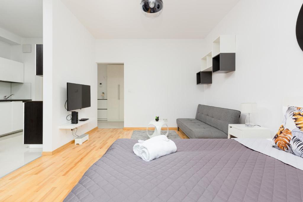 Televízia a/alebo spoločenská miestnosť v ubytovaní 19 Dzielnica Apartamenty Warszawa by Noclegi Renters