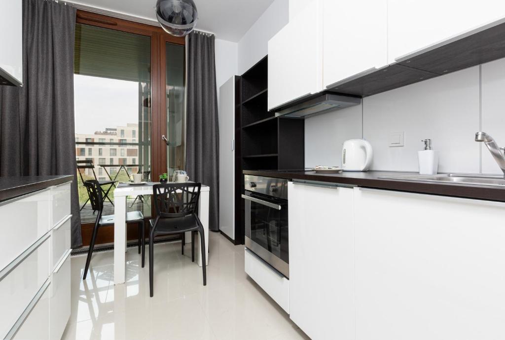 Kuchyňa alebo kuchynka v ubytovaní 19 Dzielnica Apartamenty Warszawa by Noclegi Renters