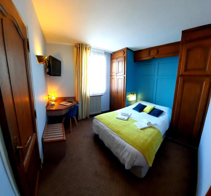 Postel nebo postele na pokoji v ubytování Logis Hôtels - Hôtel et Restaurant Le Lion d'Or