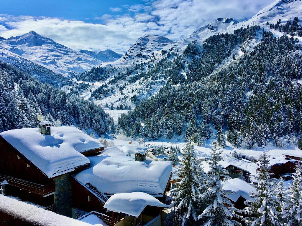 a snow covered valley with mountains in the background at Le CAPRICORNE OLYMPIE 3 in Les Allues